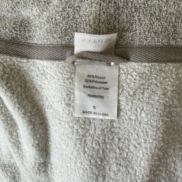 Natori Grey & White Bathrobe, Small - Picture 4 of 4